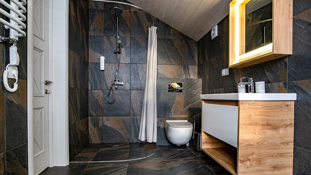 Contemporary wet room with rainfall showerhead